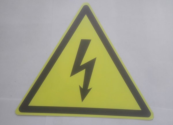 Знак w08 опасность поражения электрическим током (размер 200х200)