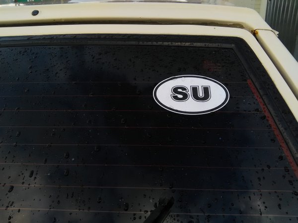 Наклейка su на стекле авто