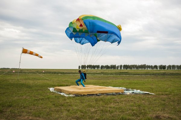 День парашютиста в России