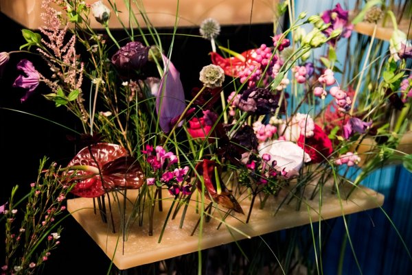 Букет на деревянном столе