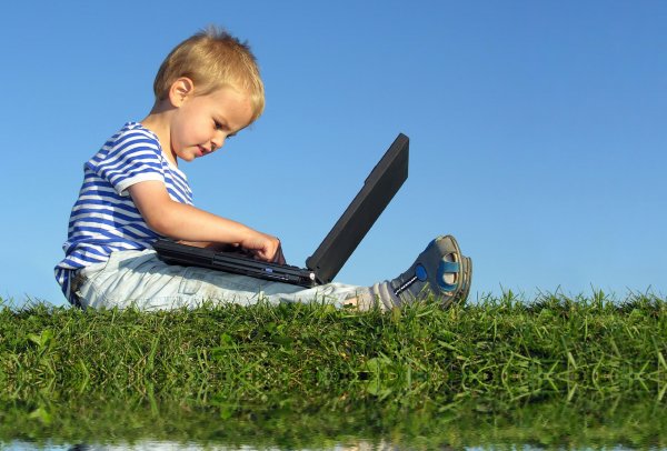 Ребенок с ноутбуком