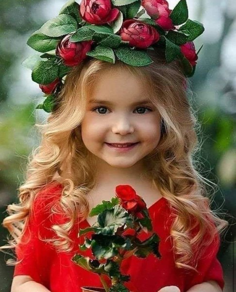 Дети с улыбкой и цветами