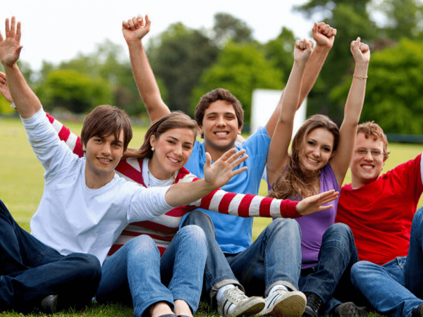Веселые молодые люди