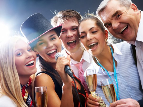 Большая семья за столом