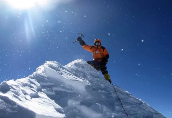 Альпинист на вершине
