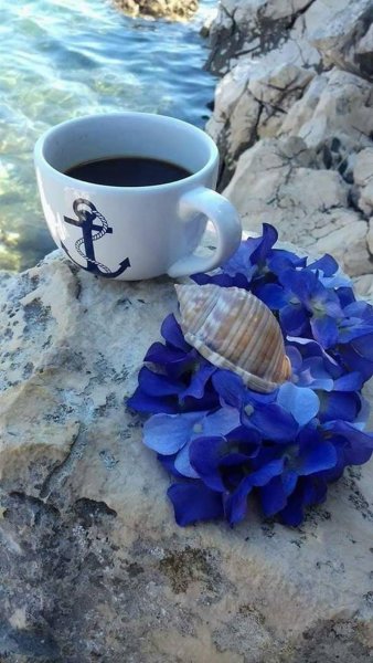 Кофе в голубой чашке