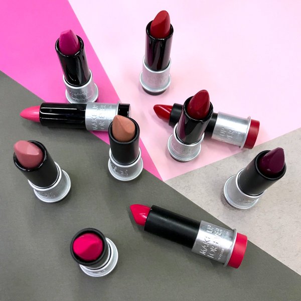 День помады