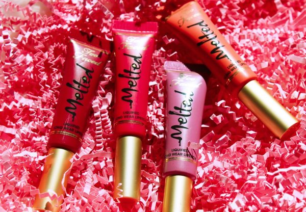 День помады