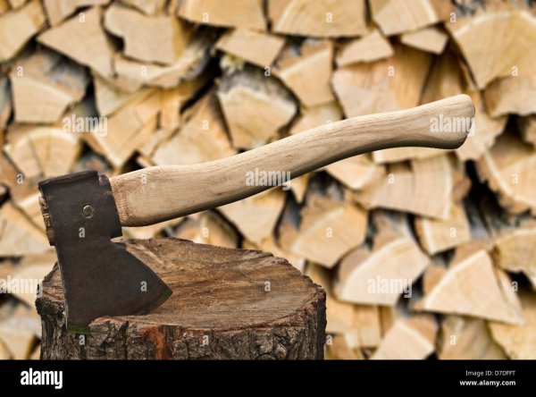 Топор и дрова березовые