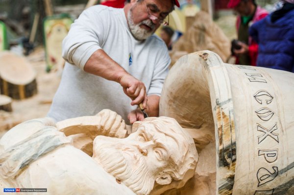 Топор в полене