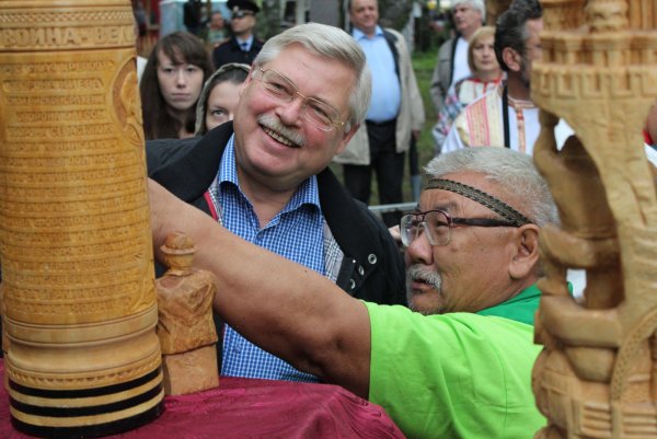 Топор осень лес