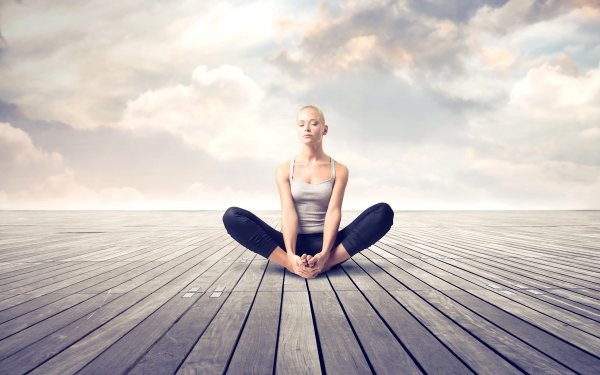 Девушка медитирует