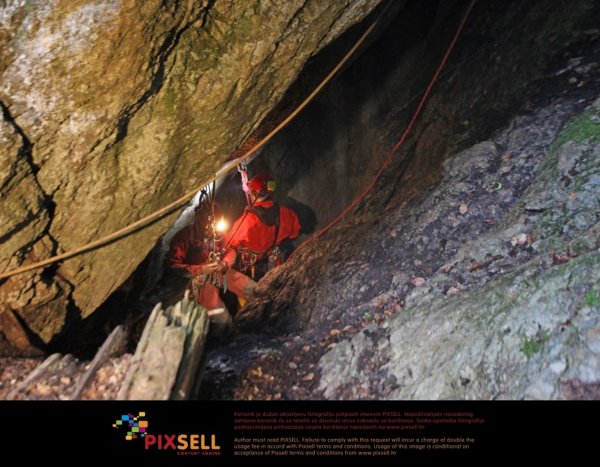 Спелеолог в пещере