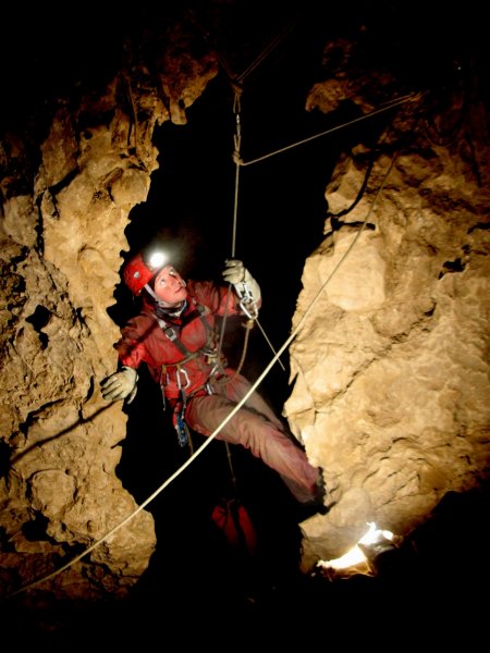 Спелеолог в пещере
