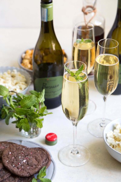 Шампанское и закуски