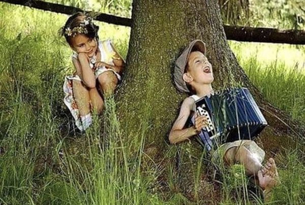 Мальчик с девочкой в траве