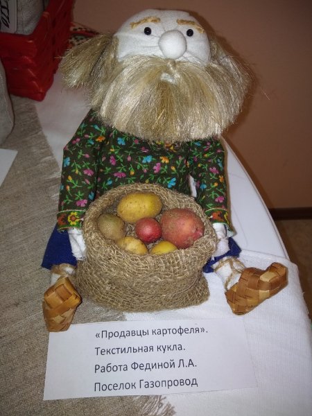 Молодая картошка на столе