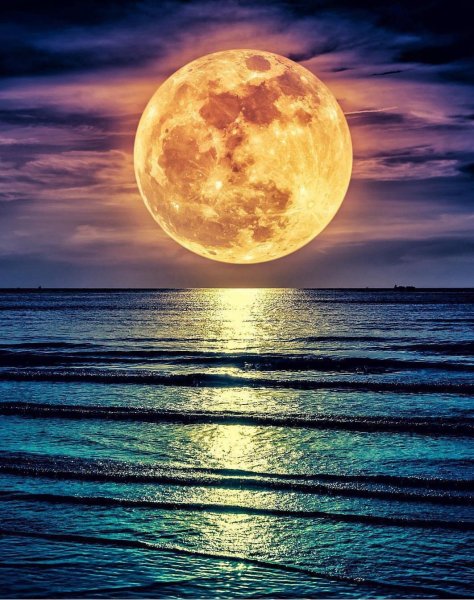 Женщина и Луна