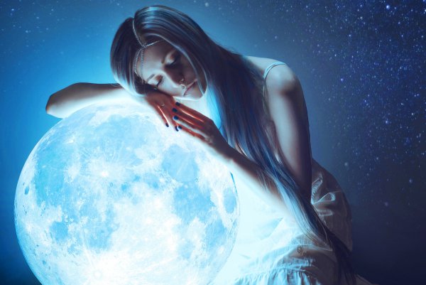 Луна на Светлом небе