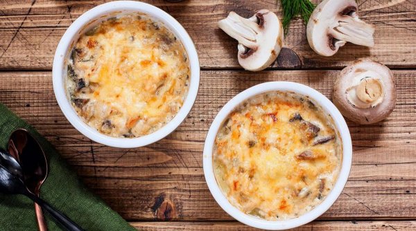 Грибы в сметанном соусе (жульен)