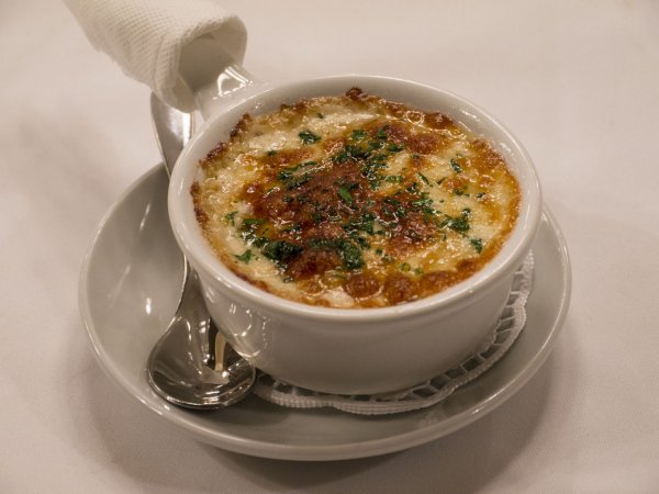 Жульен с курицей и грибами в ресторане