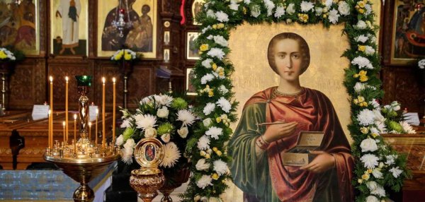 Пантелеймон целитель икона чудотворная в храме