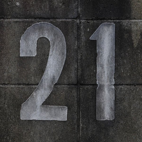 Цифра 21 на фоне