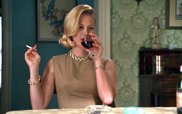 Дженьюари Джонс курит