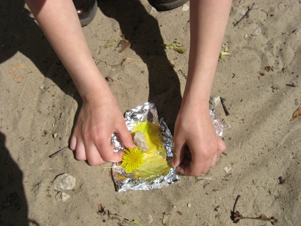 Дети раздевают друг друга