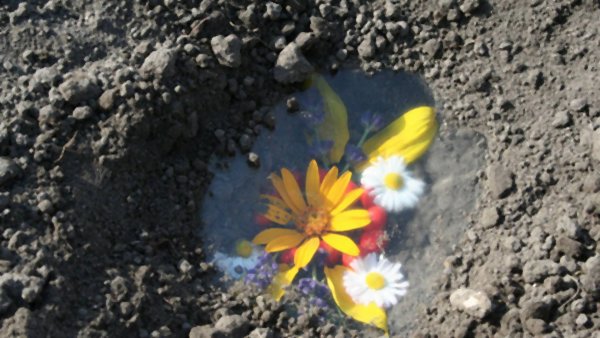 Памятник мальчику и девочке