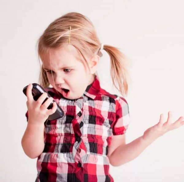 Девочка говорит по телефону