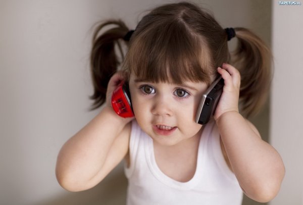 Маленький ребенок с телефоном