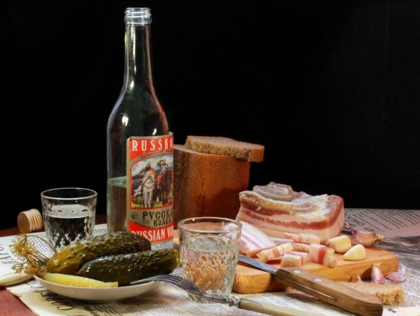 Натюрморт с алкоголем и закуской