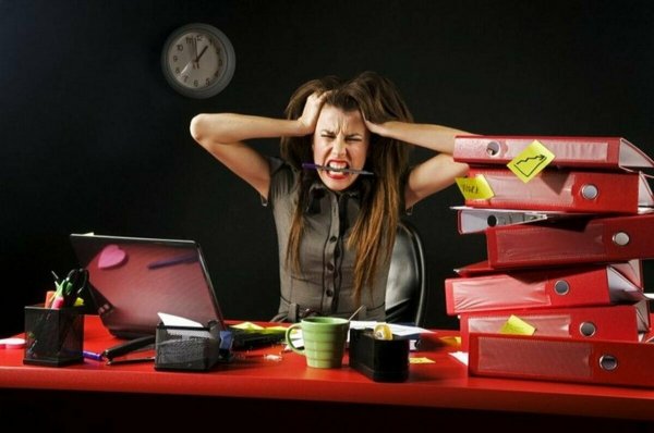 Уставшая девушка в офисе