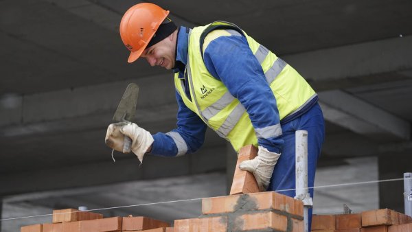 Строители строят дом