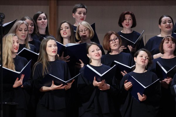 Поет детский хор