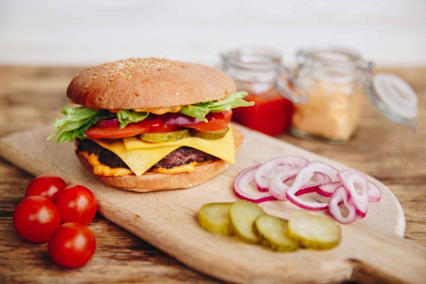 Бургер на деревянной доске