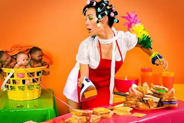 Женщина уставшая домохозяйка