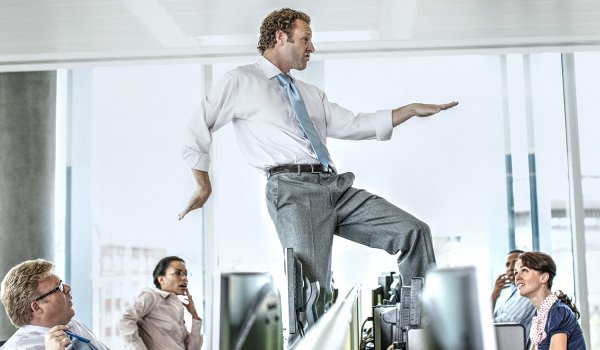 Радостные мужчины в офисе