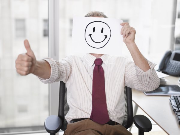 Довольный офисный работник