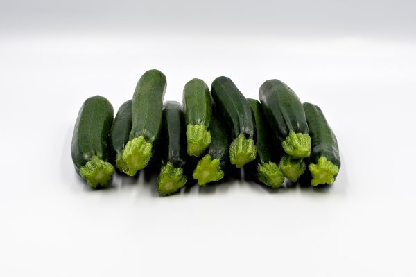 Кабачок целый и в разрезе