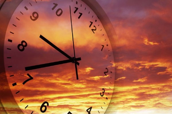 Часы на фоне природы