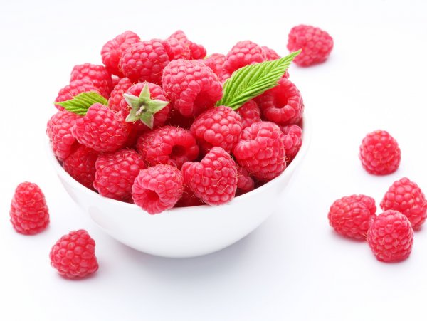 Десерт с малиной