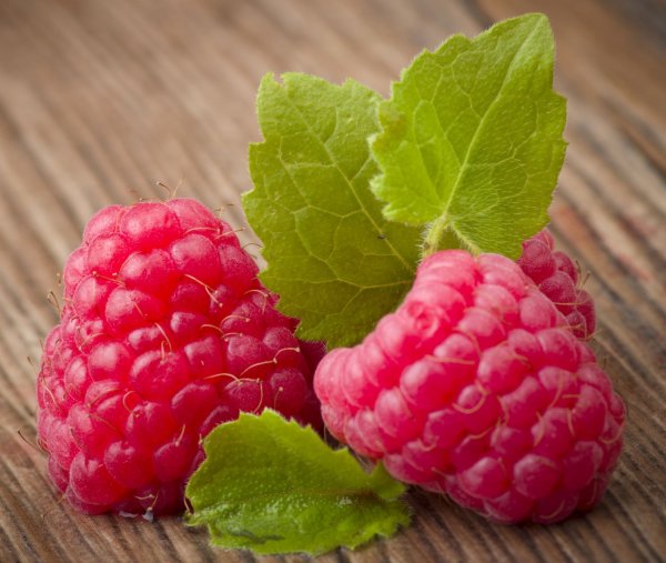 Малина на зеленом фоне