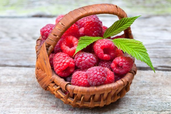 Малина в корзинке