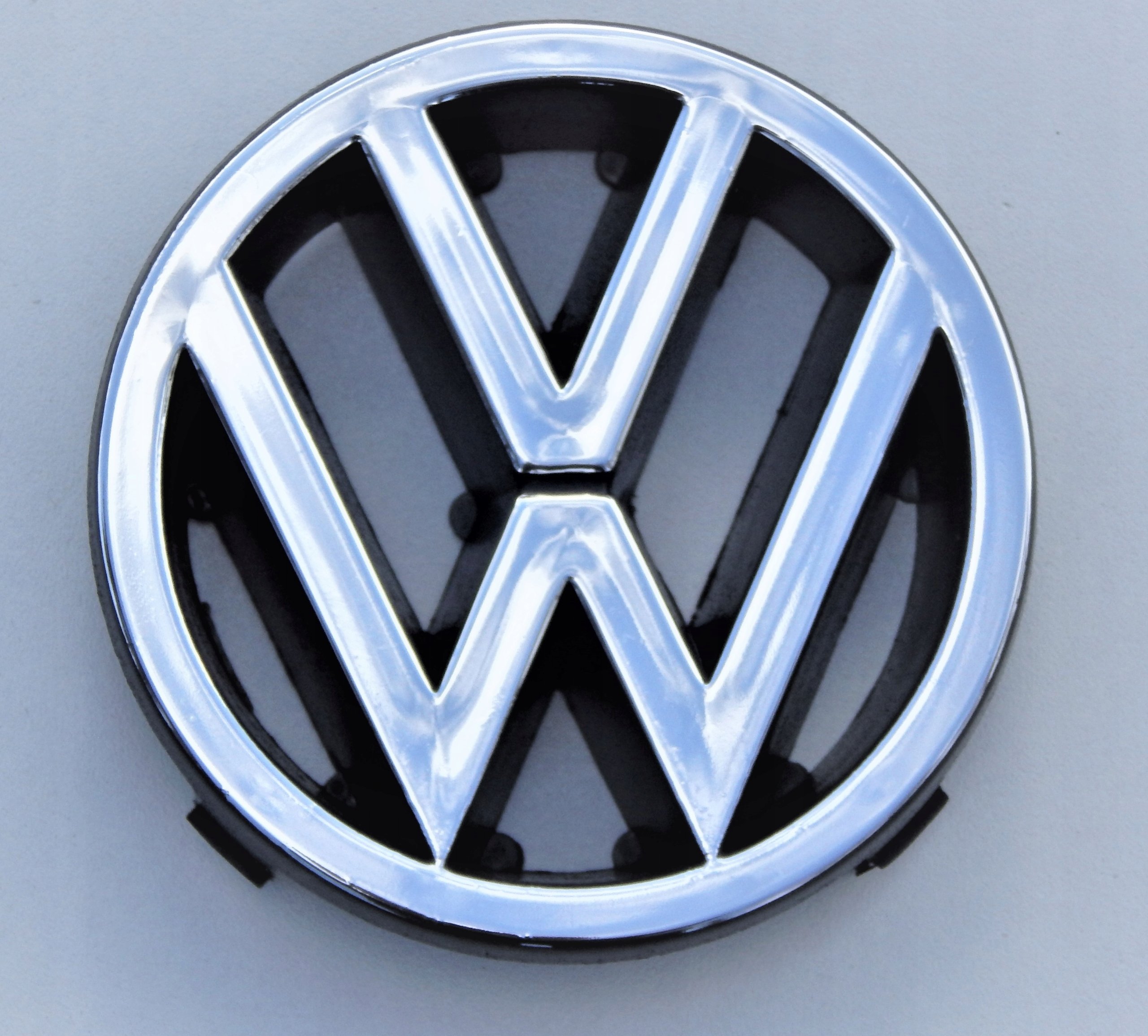 Значок фольксваген купить. Фольксваген гольф 3 лого. Значок Volkswagen Golf. Логотип Фольксваген 1937. Значок Фольксваген гольф 4.