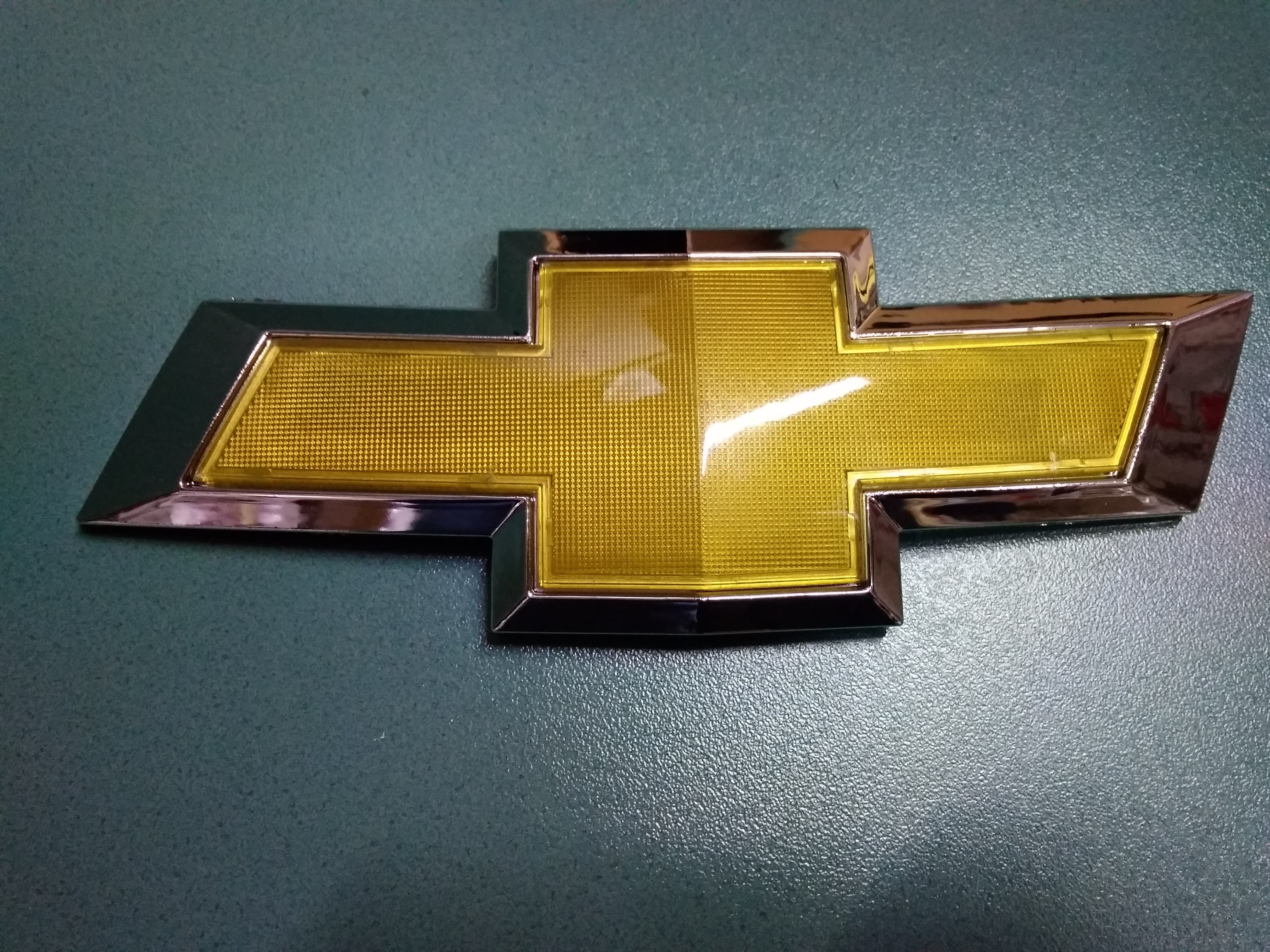 Машина знак крест. Значок Шевроле Круз на передний. Значки Шевроле для Шевроле Круз. Chevrolet Emblem.