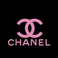 Шанель на черном фоне