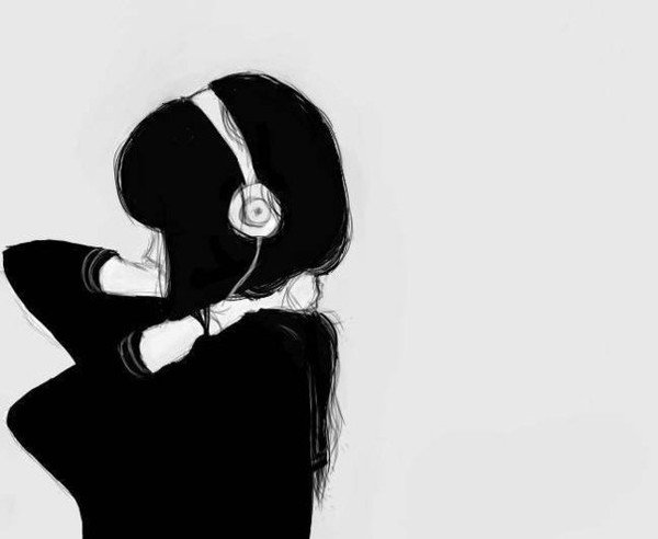 Девушка в наушниках со спины