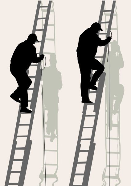 Человек карабкается по лестнице